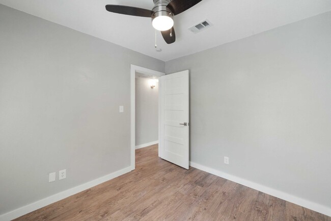 Building Photo - Modern 2 Bed, 2 Bath Multiplex in Austin, ...