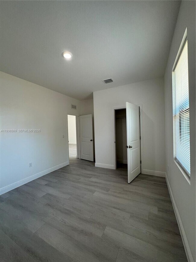 Building Photo - 6018 Acorn Cir