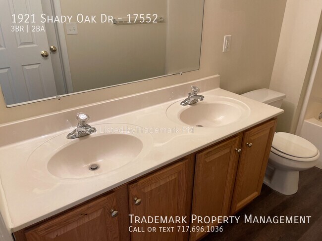 Building Photo - Spacious Row Townhome