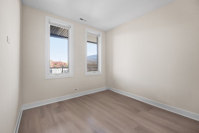 Building Photo - 3924 N Lincoln Ave