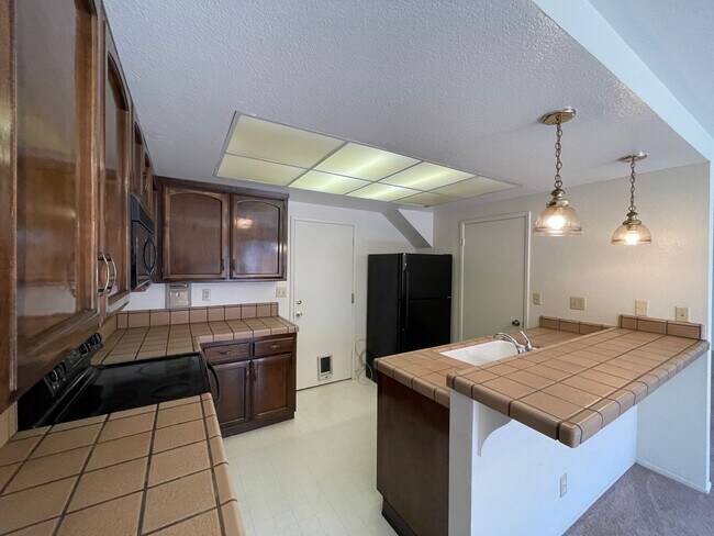 Building Photo - 3bd/2ba - Santa Clara Townhouse with 2 Car Garage