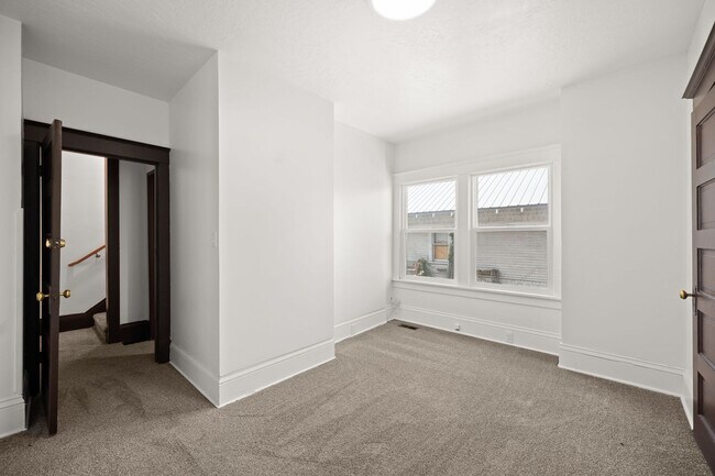 Building Photo - 2624 W 8th Ave