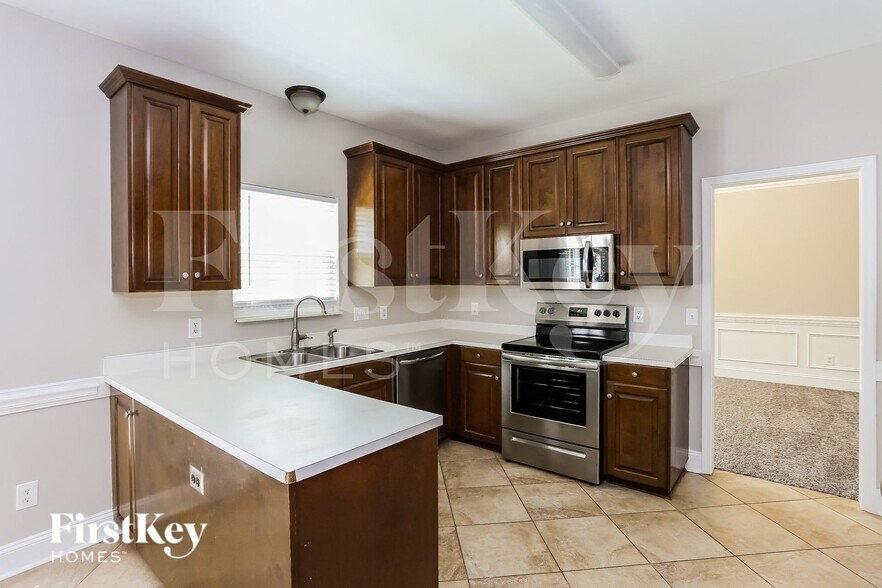 Building Photo - 8601 Glade Ct