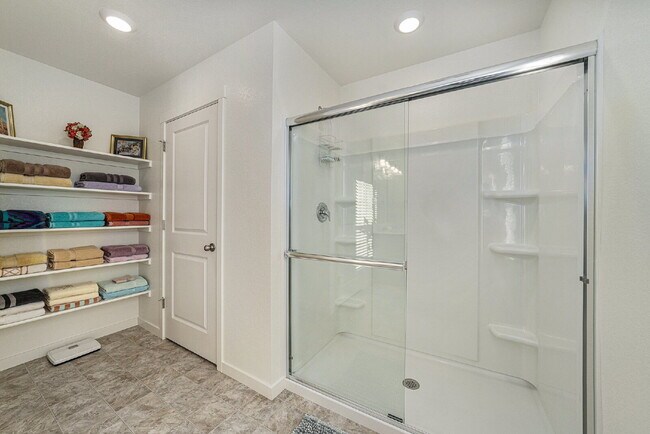 Building Photo - Limited Time Rent Special for this Immacul...