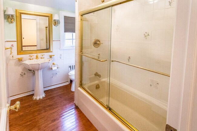 Building Photo - 161 Greenway S