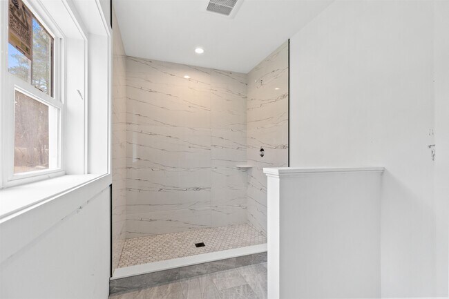 Building Photo - 3112 Parade Rd