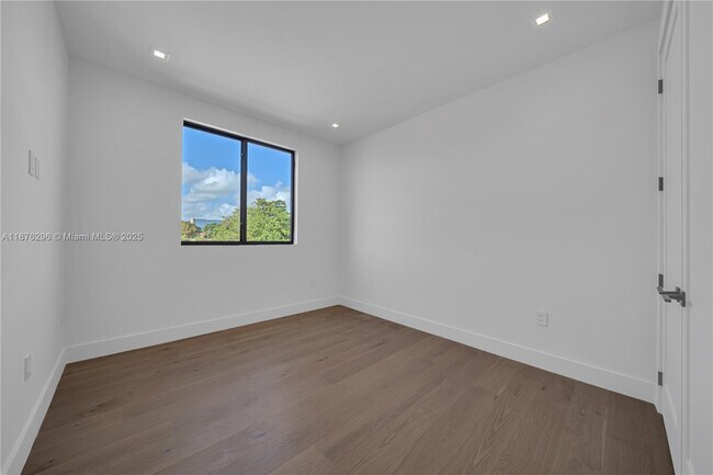 Building Photo - 3327 SW 24th St