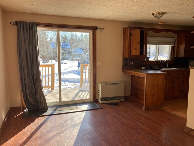 Building Photo - 881 Main St