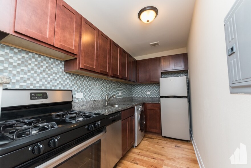 Building Photo - 555 W Arlington