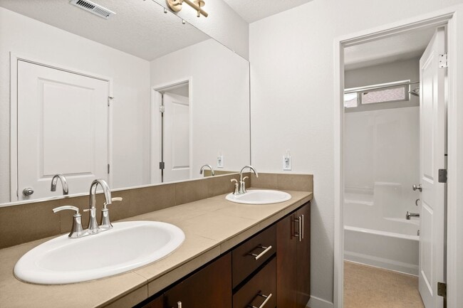 Building Photo - 2-bedroom/2.5-bathroom Townhouse, in the heart of Arbor Villebois