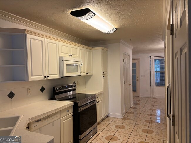 Building Photo - 12 Intown Pl