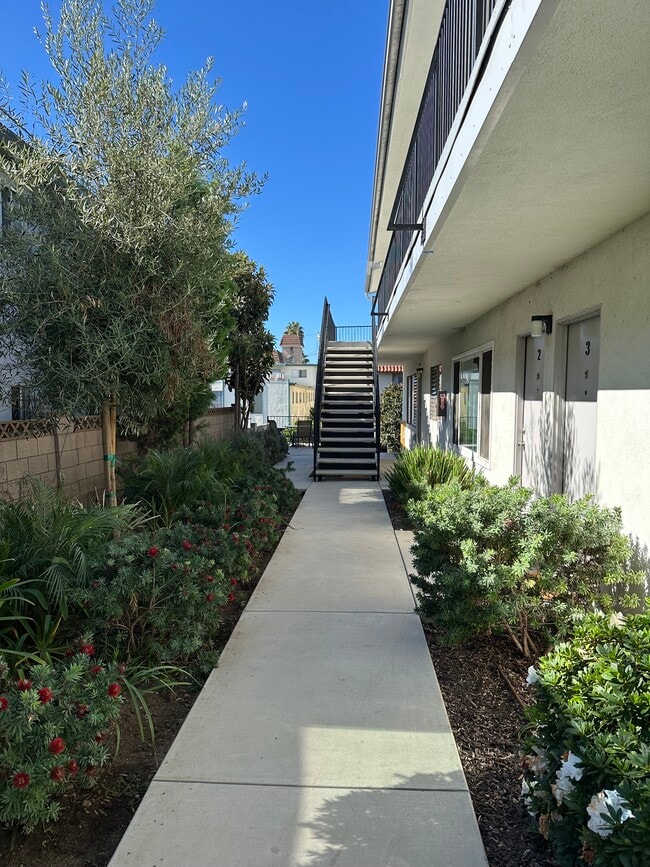 Building Photo - 1328 Barry Ave