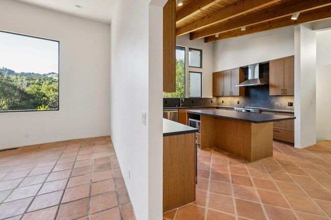 Building Photo - Charming 4BR Home Available in Private Portola Valley Cul de Sac