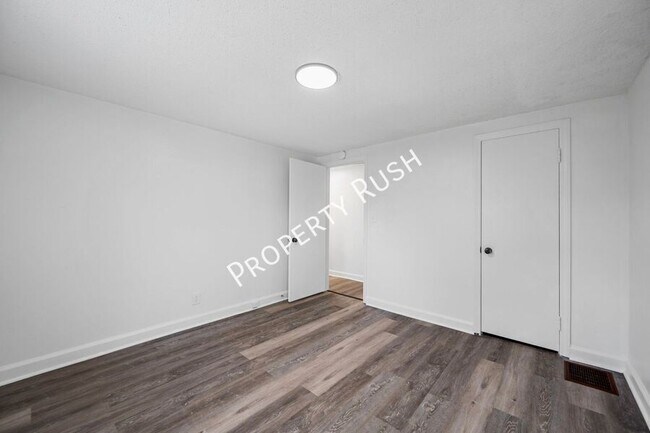 Building Photo - 424 Hedgewood Dr