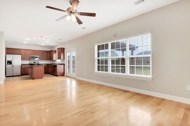 Building Photo - 4 Bed/2.5 Bath in Richmond Hill!