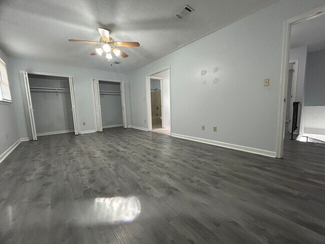 Building Photo - Spacious 3 bed 5 bath condo located in the...