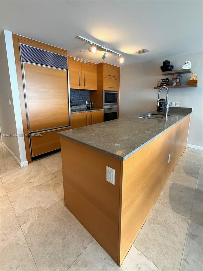Building Photo - 475 Brickell Ave