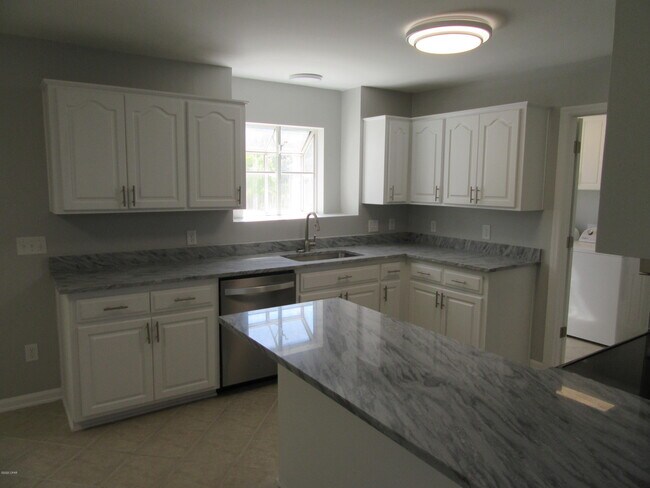Building Photo - 801 Plantation Way