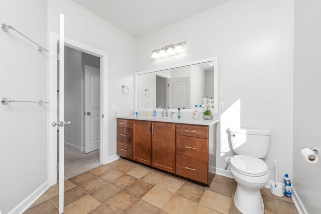 Building Photo - Five Bedroom Home in Kalamazoo