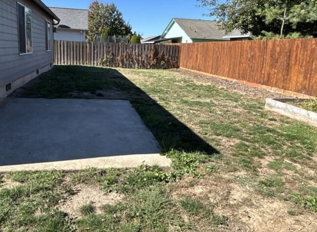 Building Photo - 3Bd/2Ba Single Story Home - Available to V...