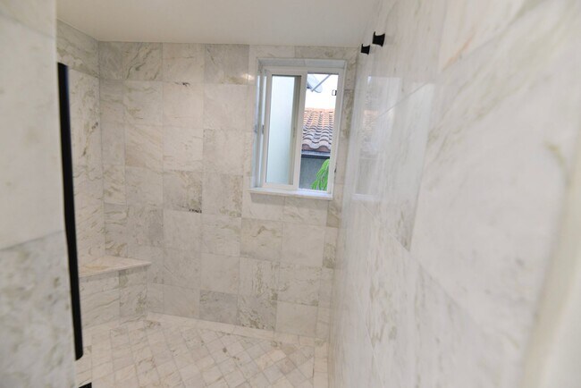 Building Photo - 412 Avenida Santa Barbara