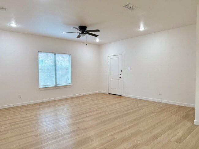 Building Photo - 5703 Kemper St