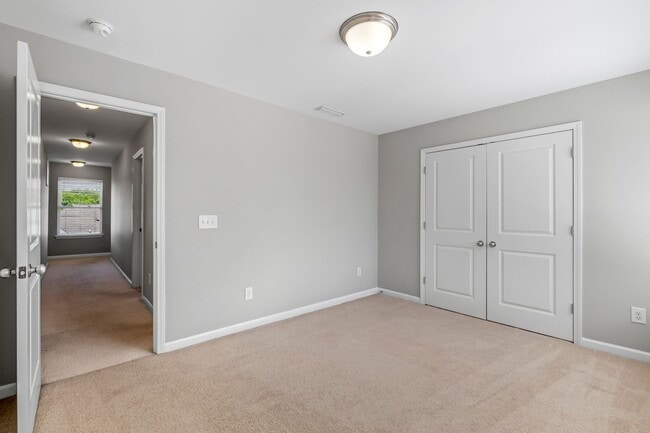 Building Photo - Newer Home, Granite Counter-Tops, Wood Laminate Flooring, SS Appliances, Garage, Fenced, Must See!