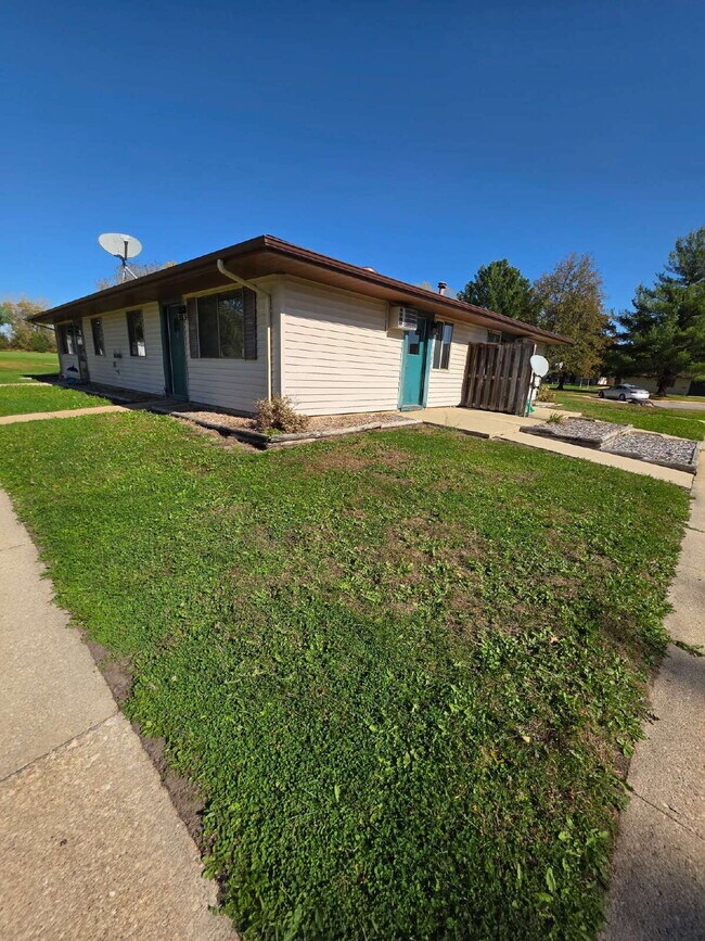 Building Photo - *WINTER MOVE-IN SPECIAL* 1 Bedroom | 1 Bat...