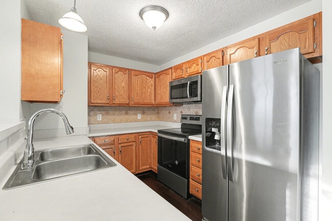 Building Photo - 421 Rivertree Ln