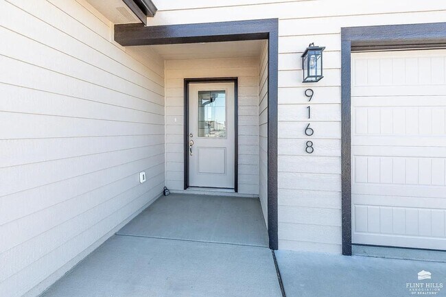 Building Photo - Open-Concept Modern 3 Bedroom, 3 bathroom house