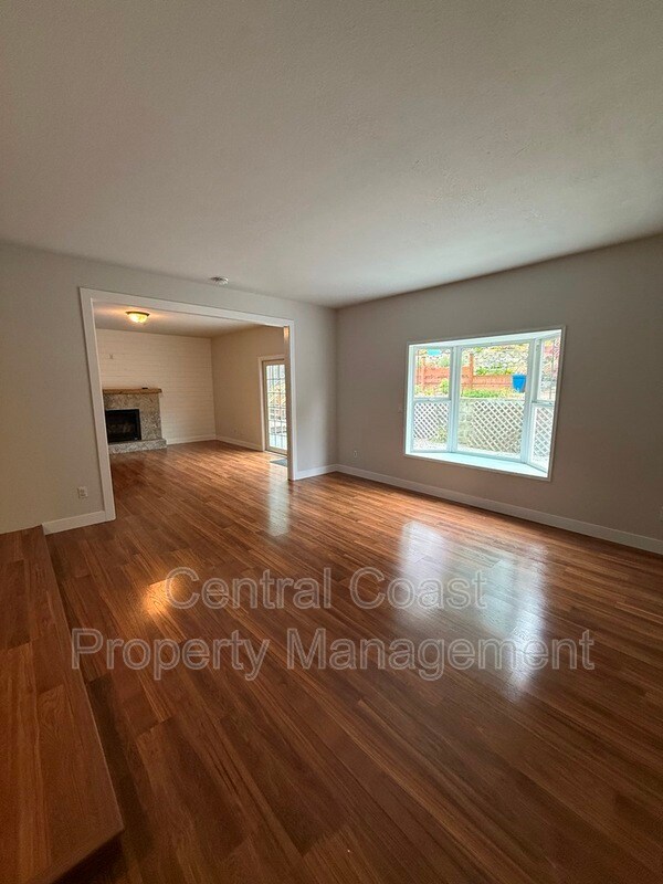 Building Photo - 9465 Valley Oak Way