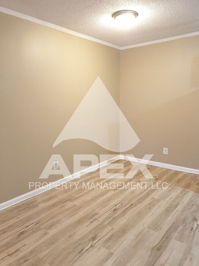 Building Photo - MOVE-IN SPECIAL, $1 RENT!! - NICE 3 Bd | 2...