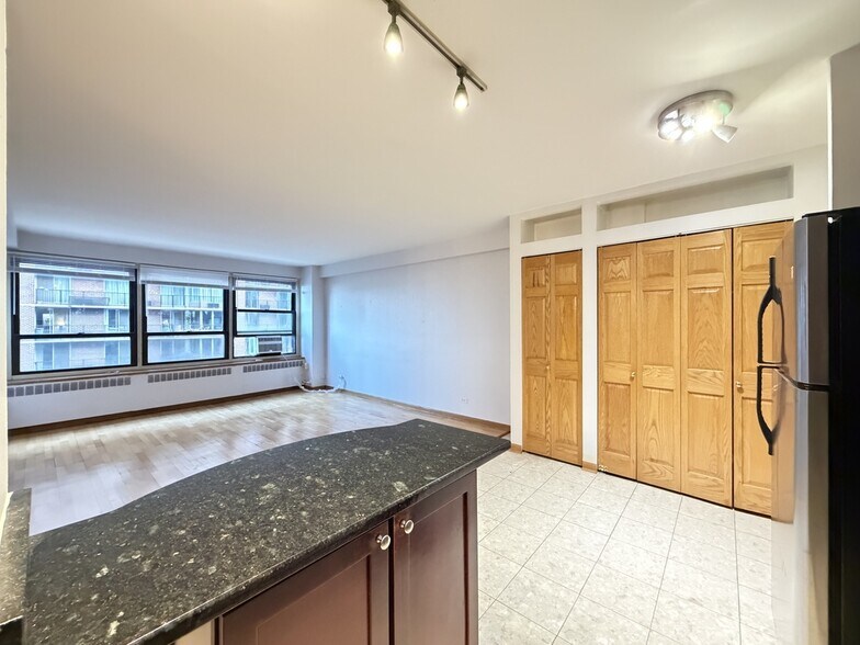 Building Photo - 4180 N Marine Dr