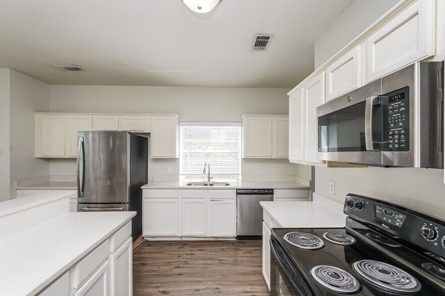 Building Photo - 17902 Scenic Oaks Dr