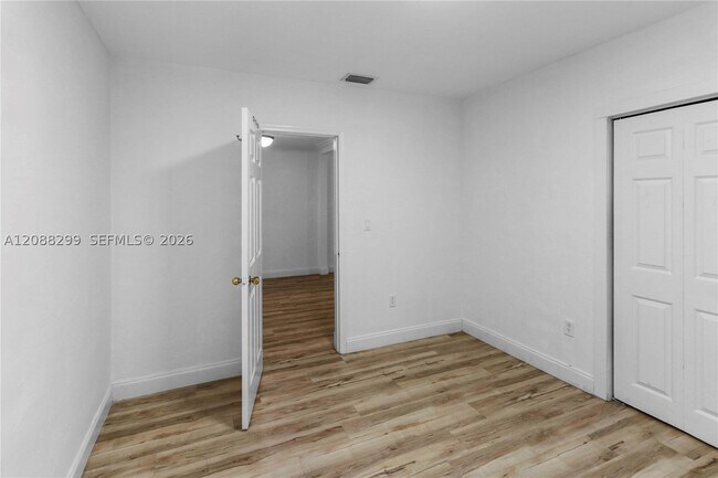 Building Photo - 2530 SW 27th St