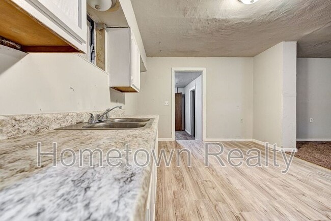 Building Photo - 1135 N Billen Ave