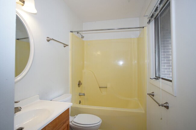 Building Photo - 3 Bedroom / 2 1/2 Bathroom.  Close to Campus.  On PHD bus route.