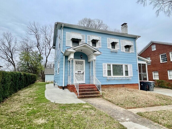 Building Photo - Welcome to this charming 4-bedroom, 2-bathroom home located in the vibrant city of Charlotte, NC