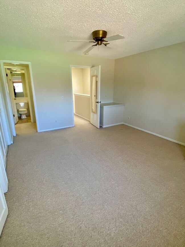 Building Photo - Sunlight and Stylish 3 Bedroom Townhouse by Wonderland Lake