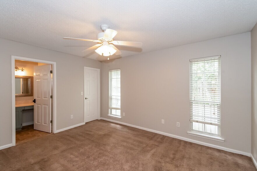 Building Photo - 1826 Ashmore Green Dr