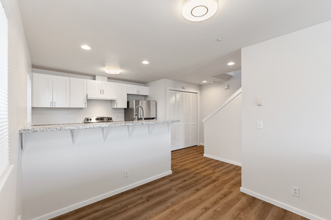 Building Photo - Modern 3-Bedroom Townhouse with Laundry in...