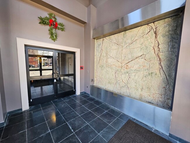 Building Photo - 700 New St