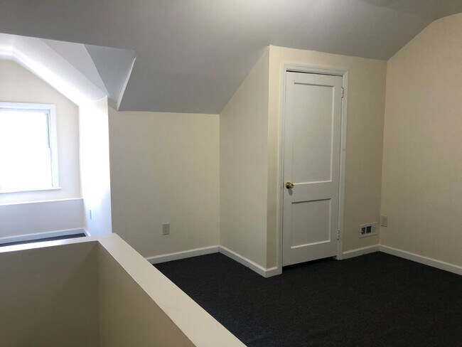 Building Photo - Fantastic 4 Bedroom/ 1 Bath Renovated Home...