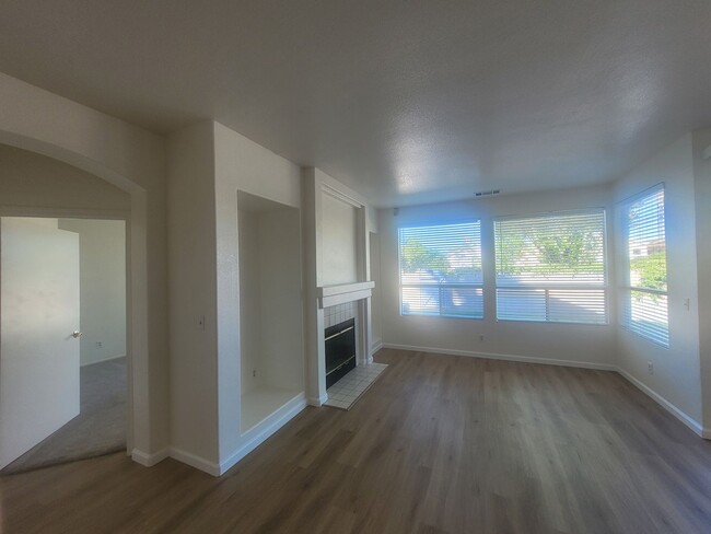 Building Photo - Solar electric home in the Laguna area of Elk Grove