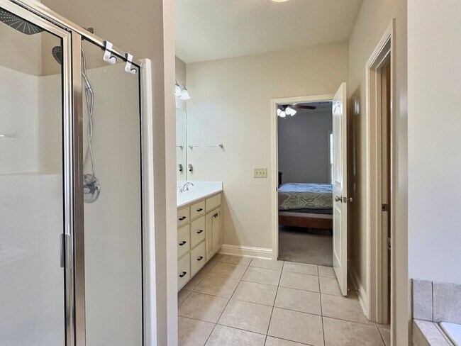 Building Photo - 4 Bed, 2 Full Bath Home w/ In-Ground Pool in Desirable Lake Forest!