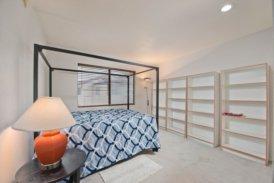 Building Photo - 5711 Owensmouth Ave