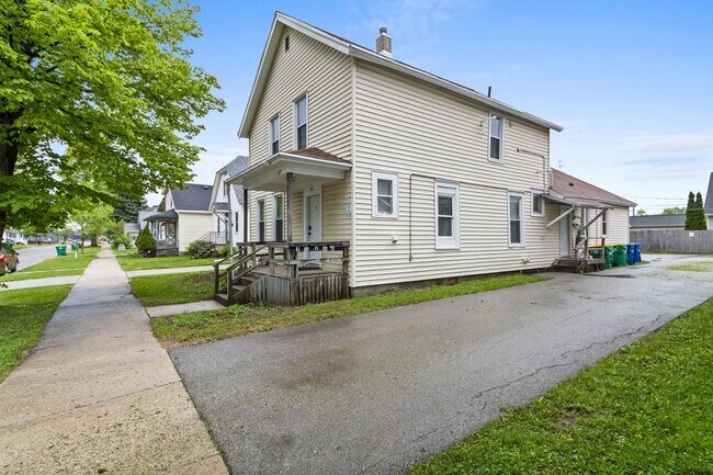 Building Photo - 527 5th St