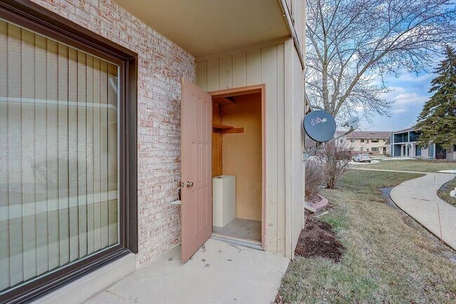 Building Photo - 3215 W Mangold Ave