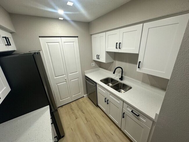 Building Photo - ** Move in Special $500 off your first months rent** New Remodeled 2 bed 1 bath condo in Casselbe...