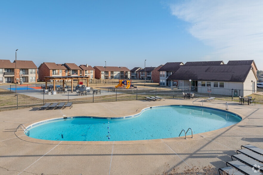 Swimming Pool - Country Club Apartments